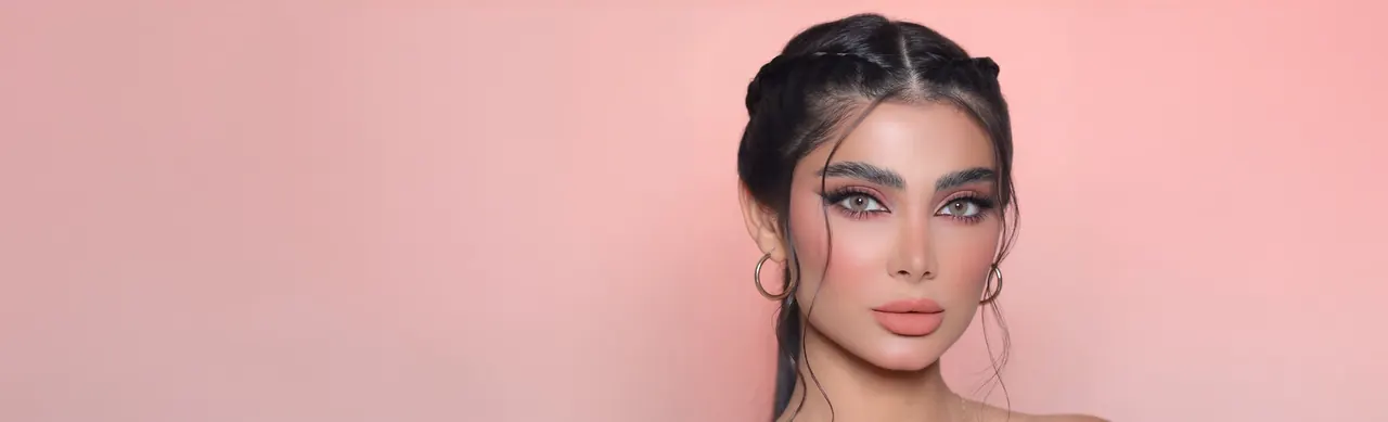 Woman wearing 3D Colors colored contact lenses in Tunisia
